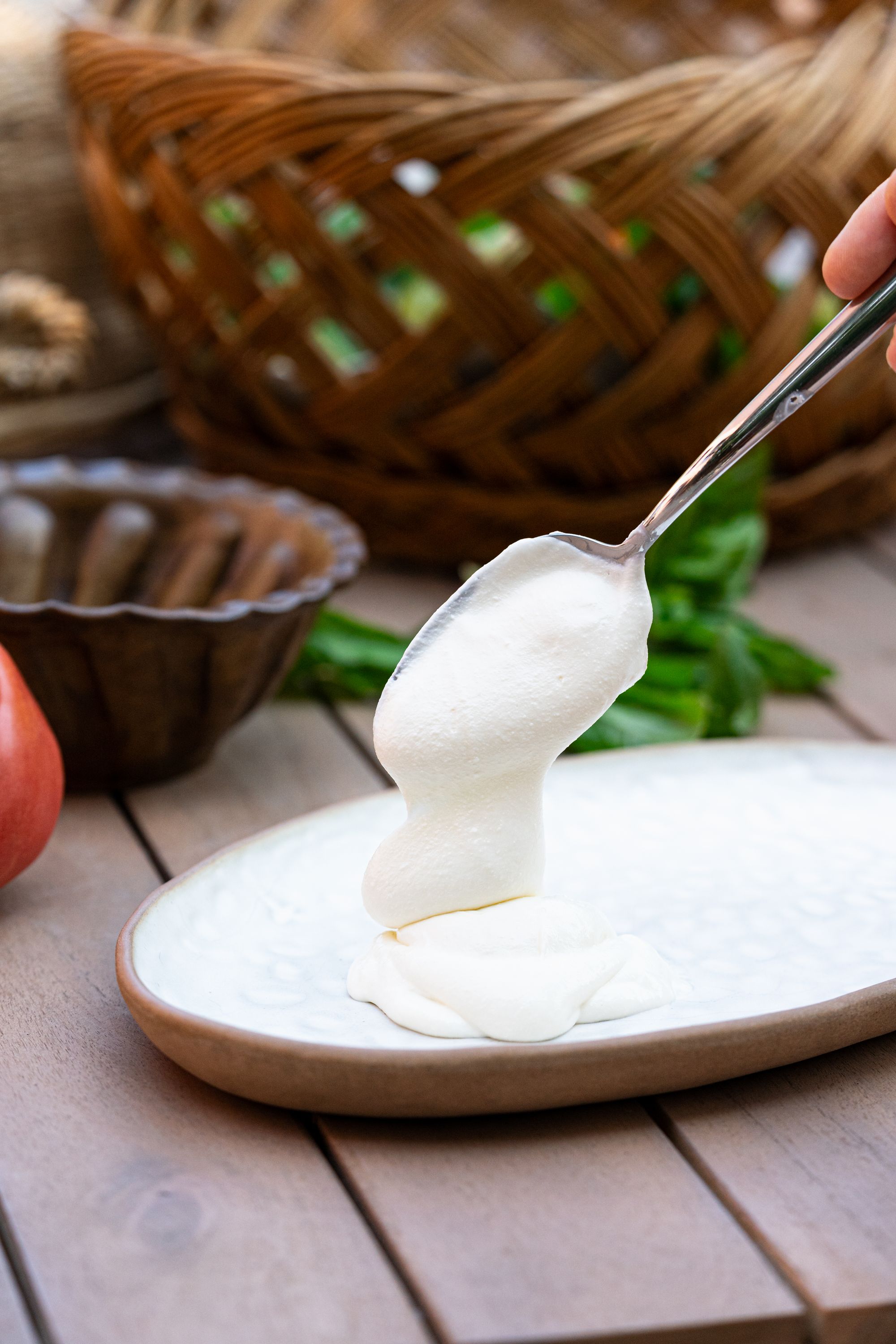Cremă de telemea cu roșii proaspete și pesto