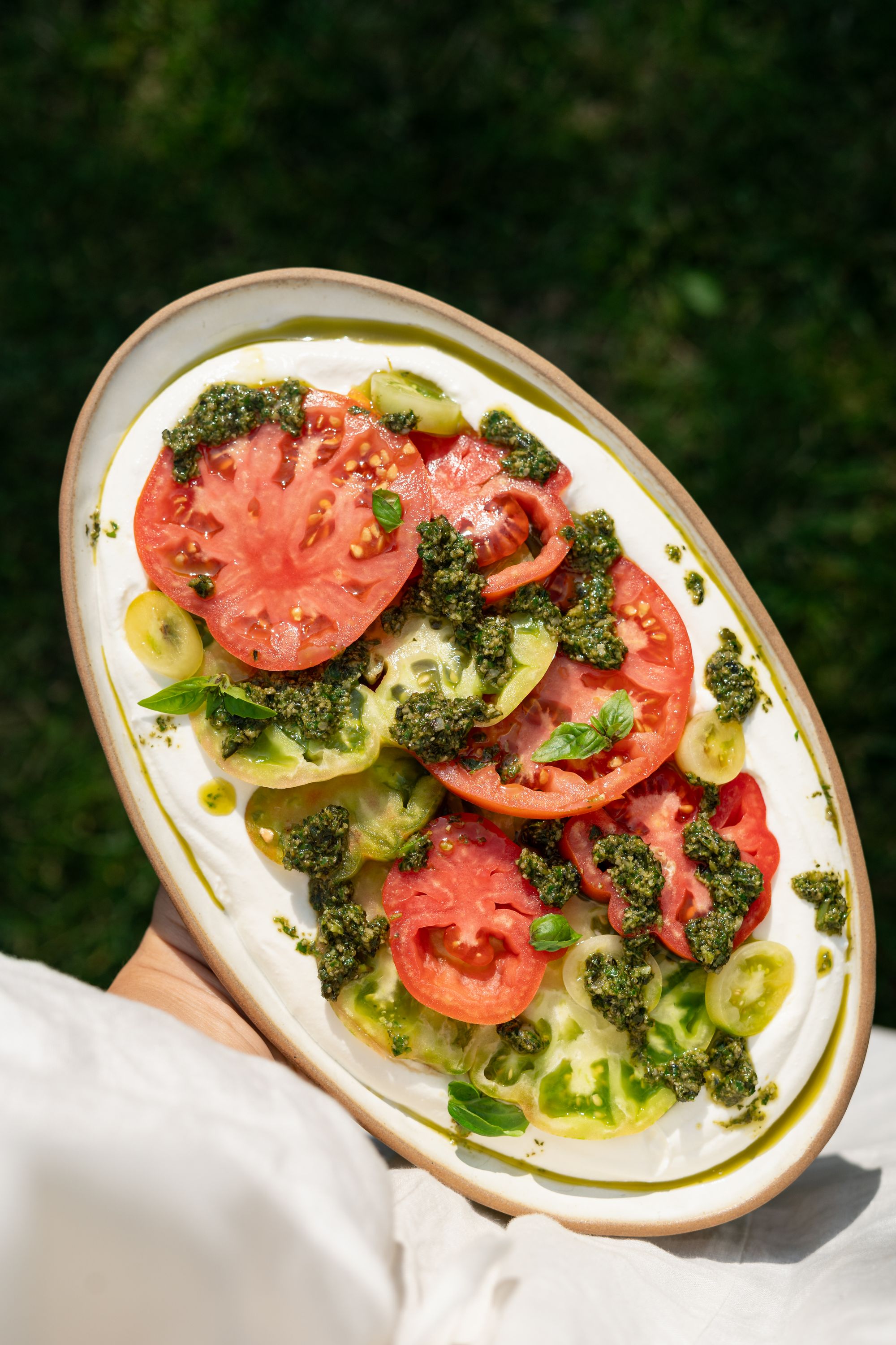 Cremă de telemea cu roșii proaspete și pesto