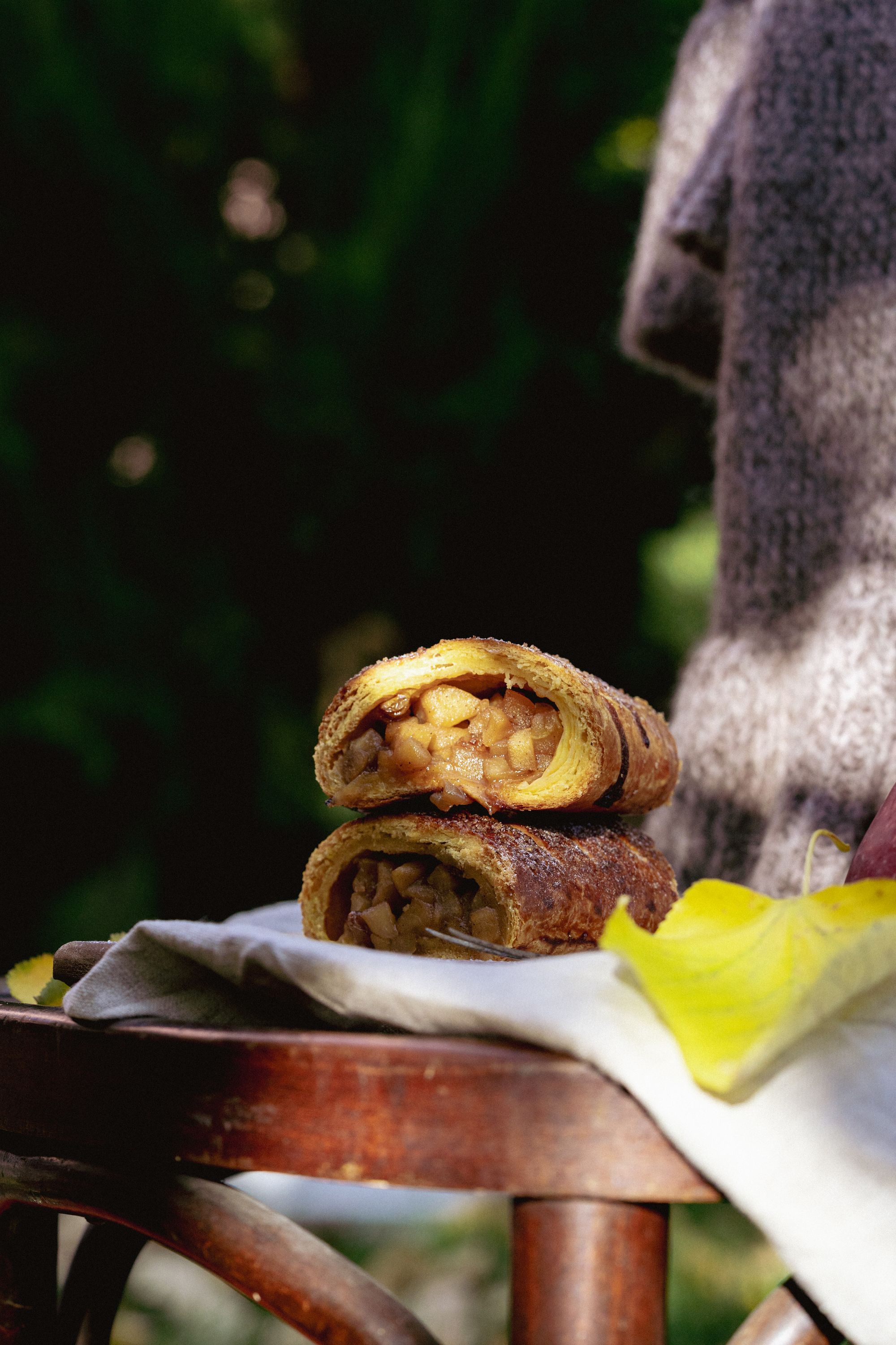 Ruladă de foietaj cu mere și stafide