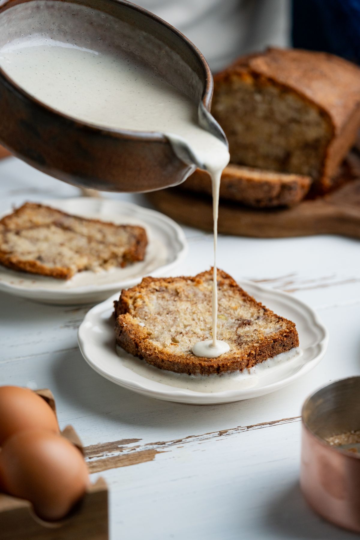 Banana bread cu straturi de scorțișoară și sos de vanilie