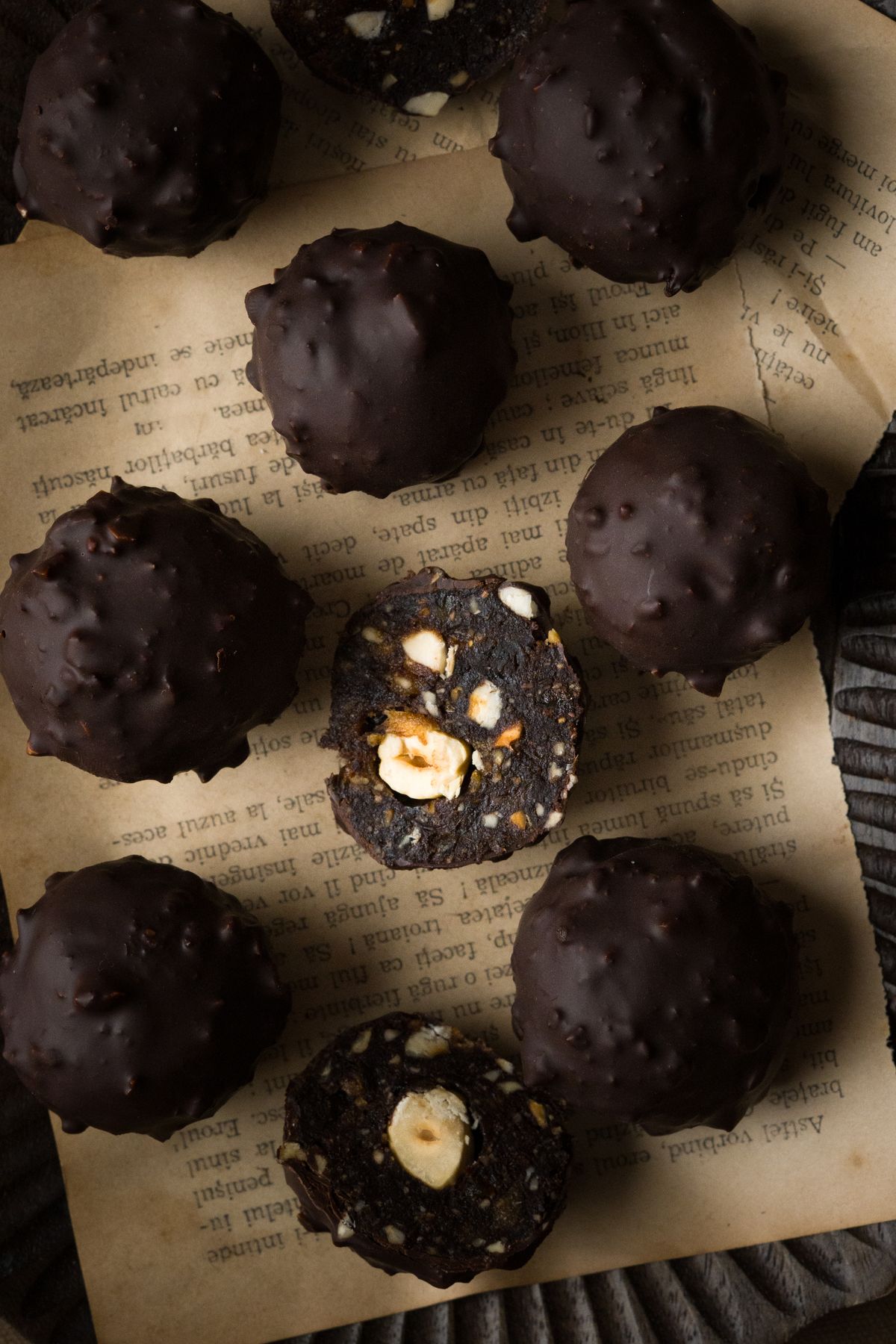 Bomboane Ferrero Rocher cu curmale