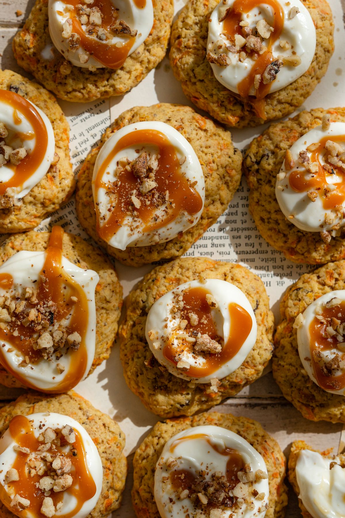 Carrot cake cookies cu cremă de brânză și caramel sărat