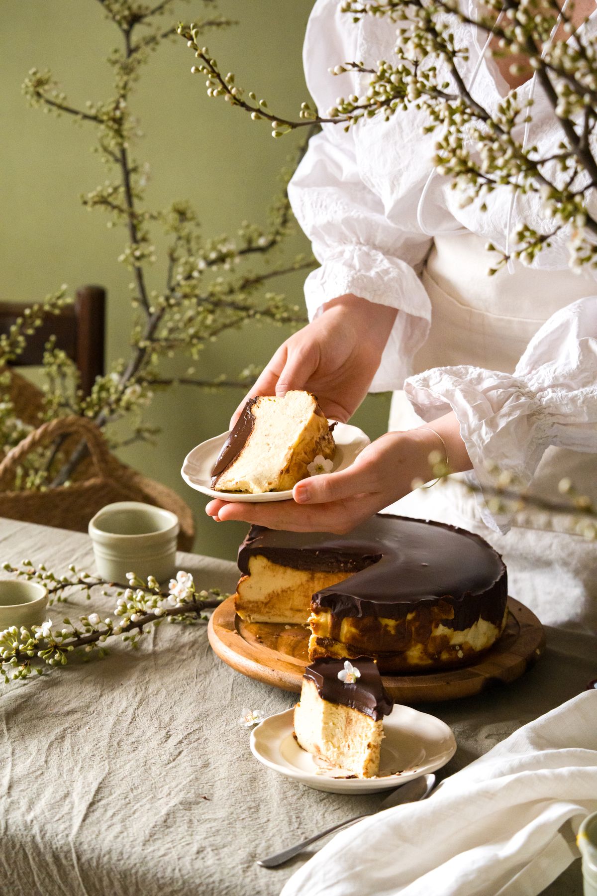 Basque Cheesecake cremos cu vanilie și ganache de ciocolată