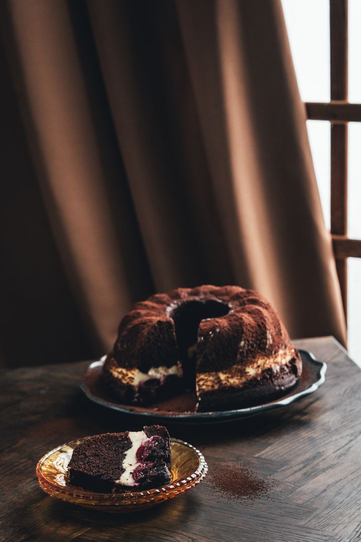 Bundt cu cremă de brânză, ciocolată și cireșe