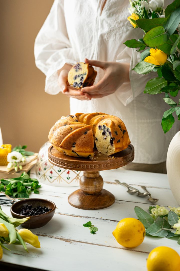 Bundt pufos cu afine și lămâie