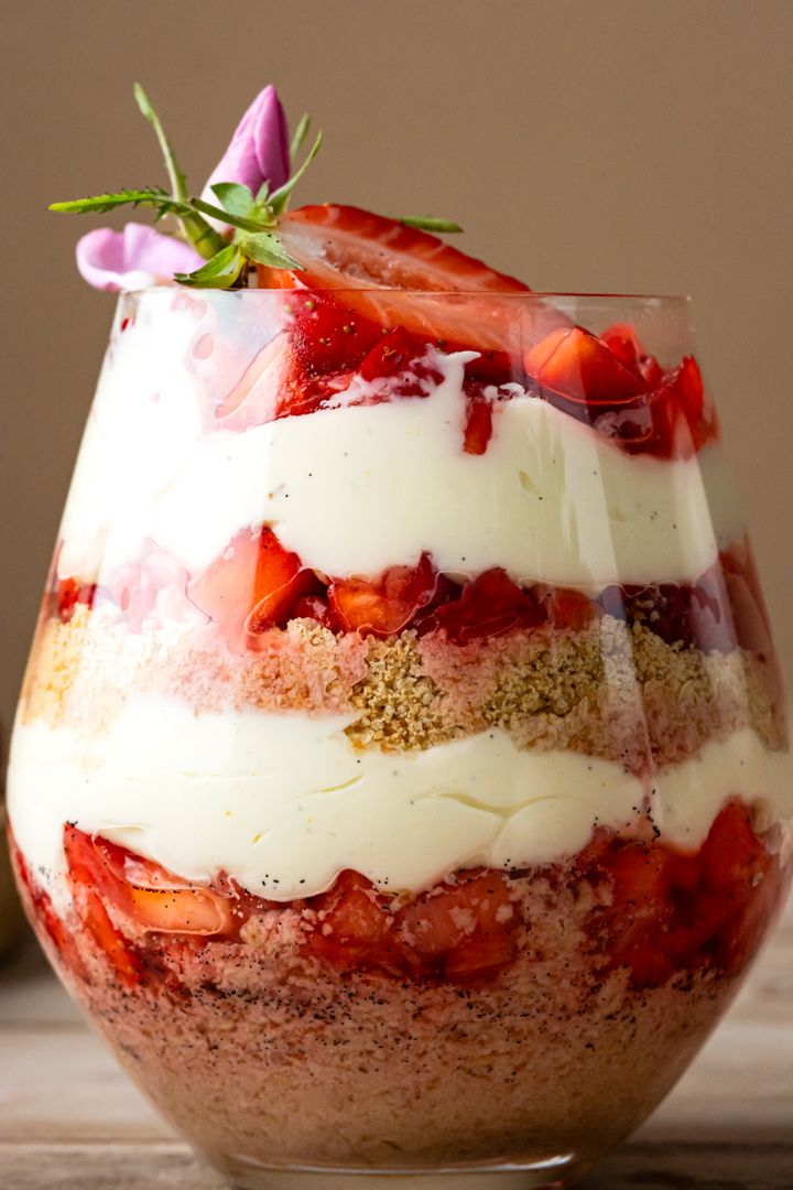 Cheesecake la pahar cu căpșuni și păstaie de vanilie