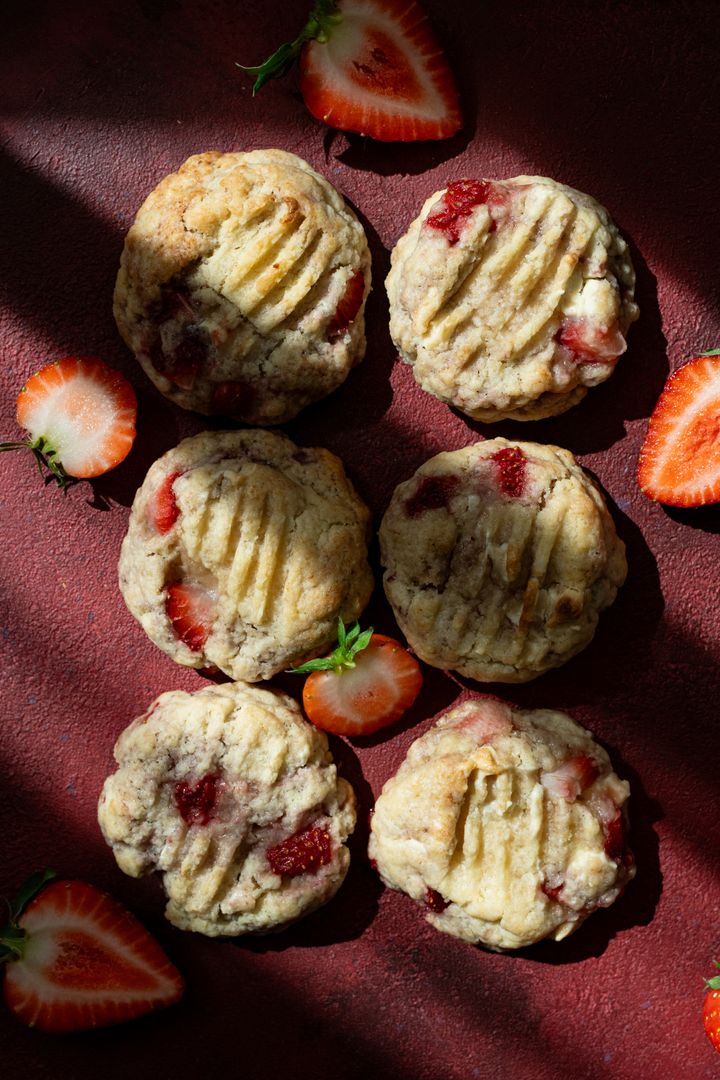 Biscuiți cu căpșuni și bucăți de ciocolată albă