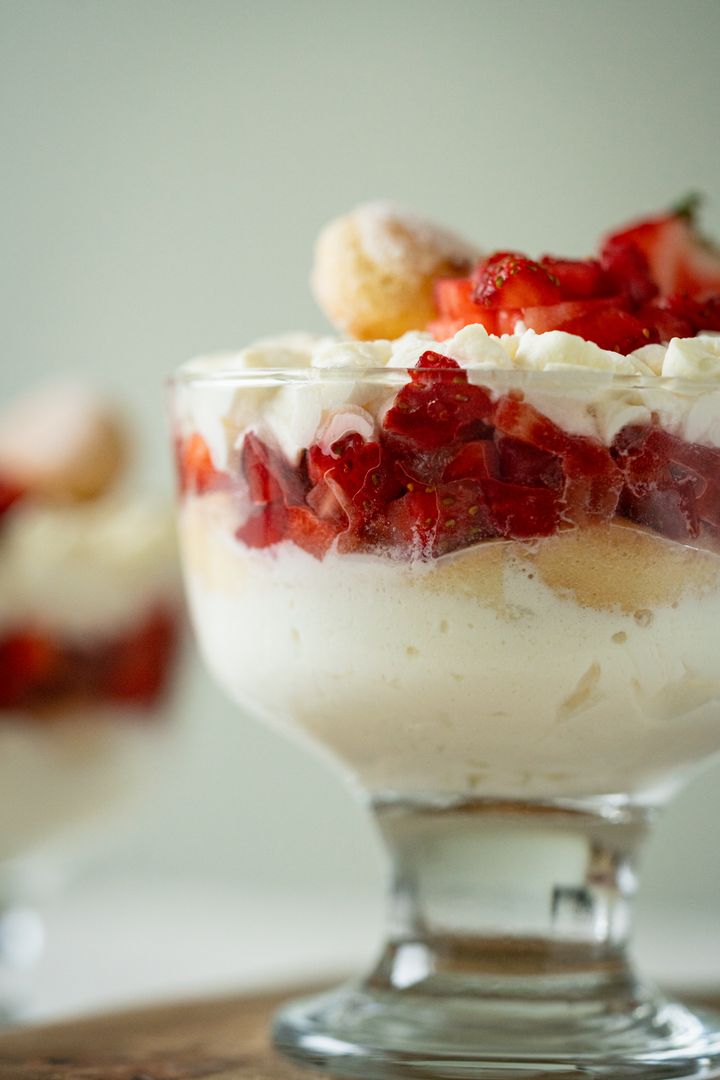 Tiramisu la pahar cu căpșuni și frișcă
