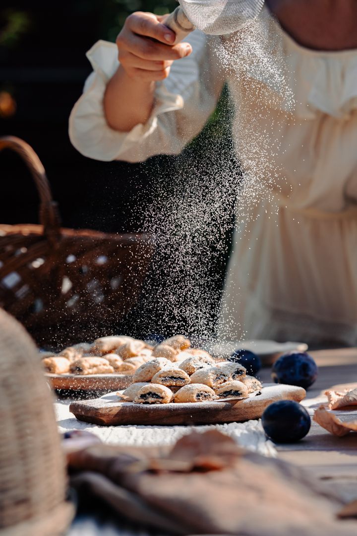 Biscuiți fragezi umpluți cu magiun de prune.