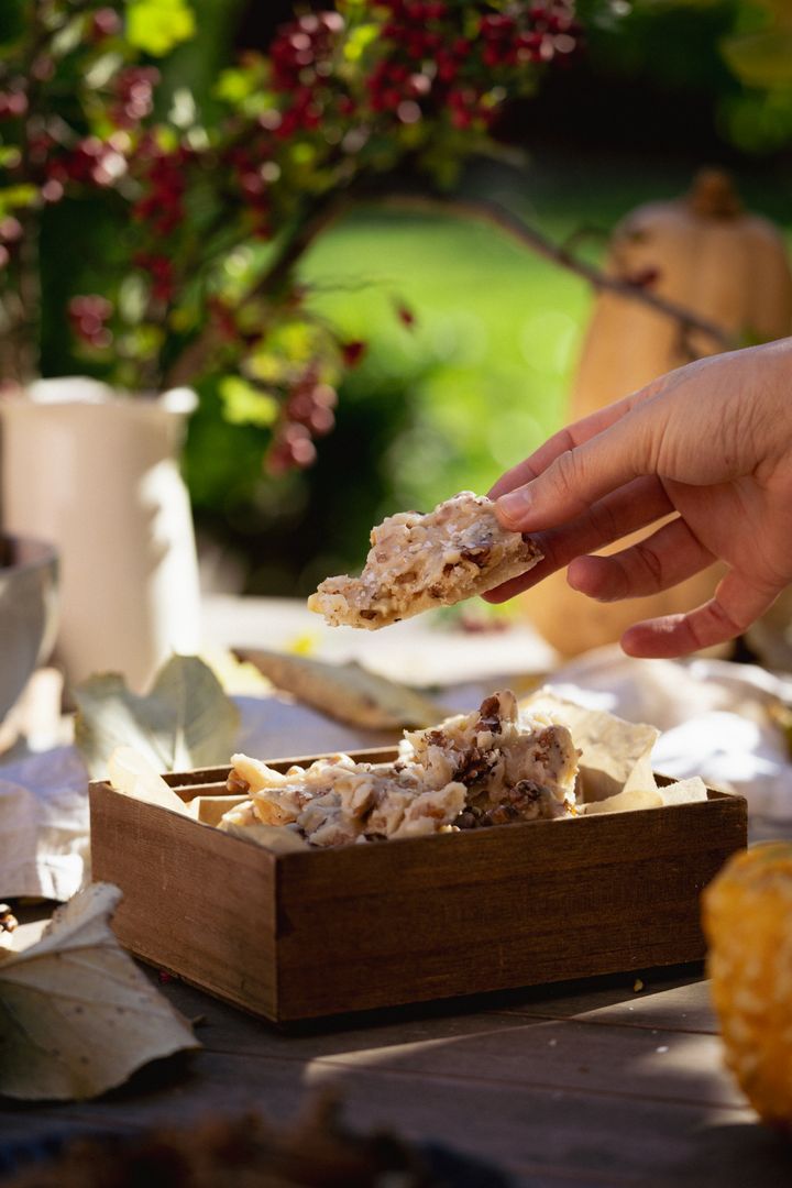 Nucă rumenită cu caramel, miere și fulgi de sare