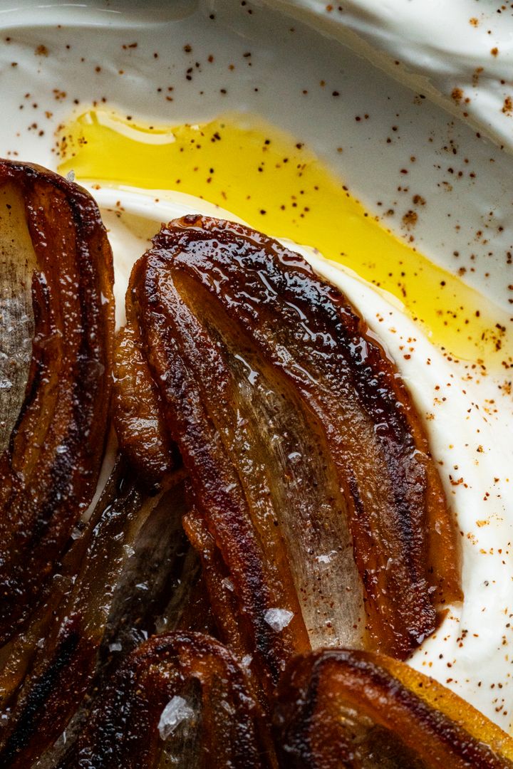 Iaurt grecesc cu vanilie și curmale trase la tigaie