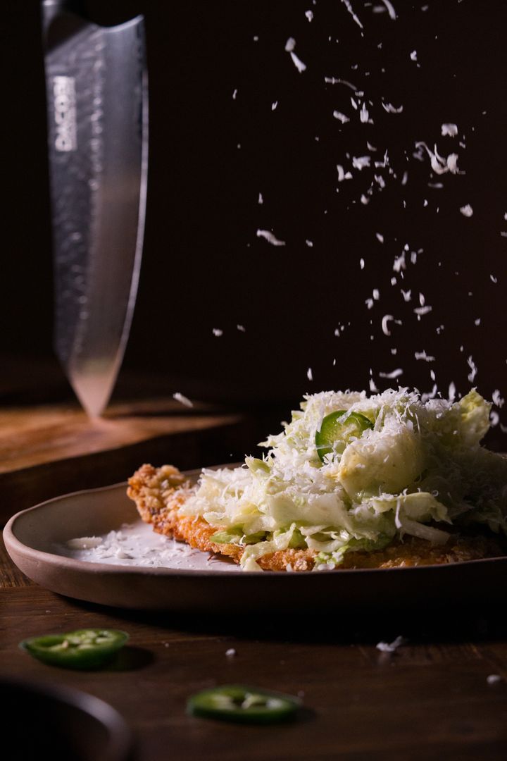 Piept de pui în crustă panko cu parmezan, cu salată Caesar cremoasă, jalapeño și anșoa