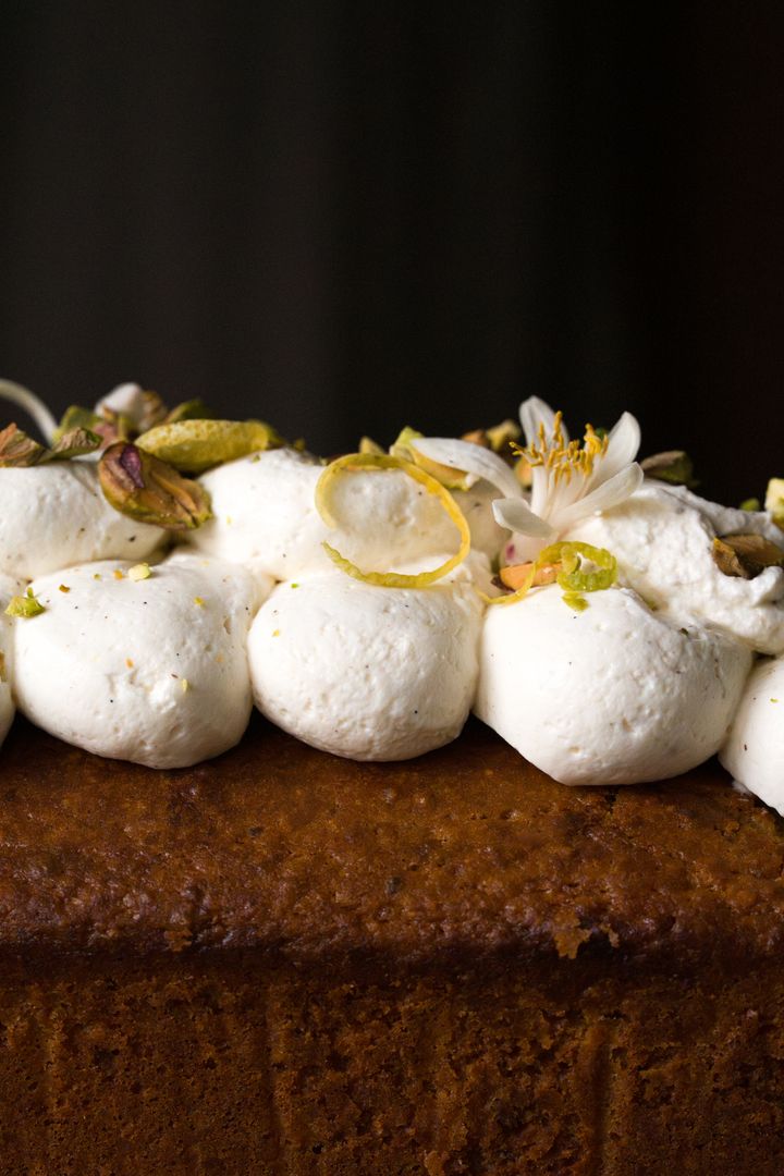 Chec umed cu fistic, lămâie și cardamom