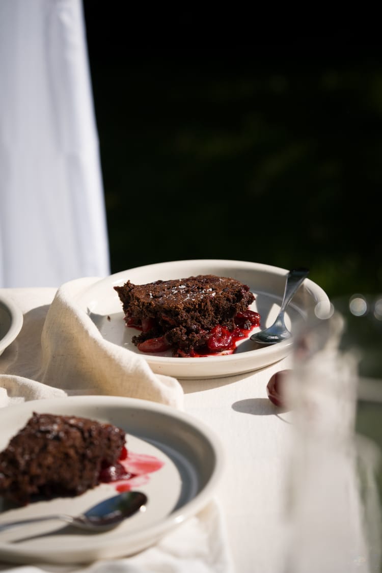 Cobbler cu cireșe, cacao și bucăți de ciocolată