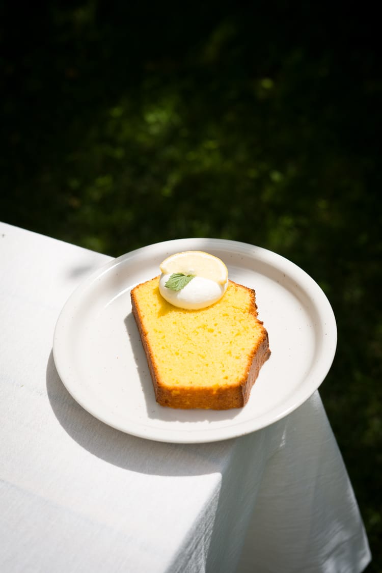 Chec cu ricotta și lămâie, servit cu cremă de mascarpone