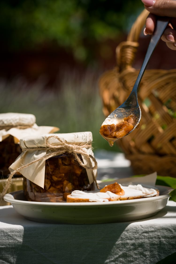 Dulceață de nuci verzi