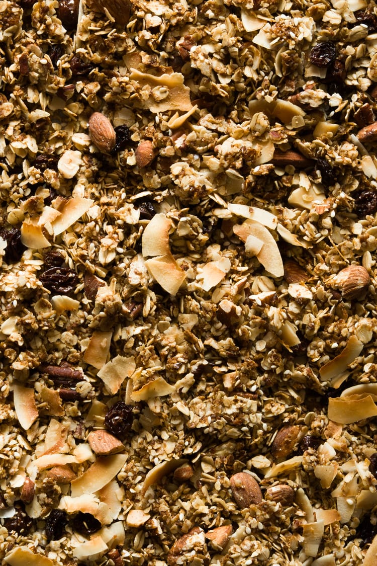 Granola crocantă cu pecan, migdale și cocos