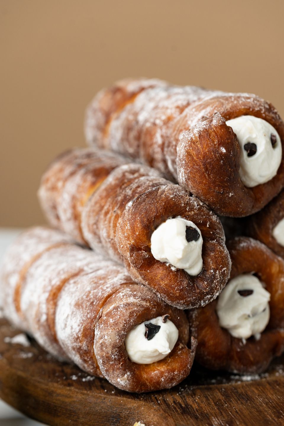Cartocci - gogoși italiene umplute cu ricotta și bucăți de ciocolată