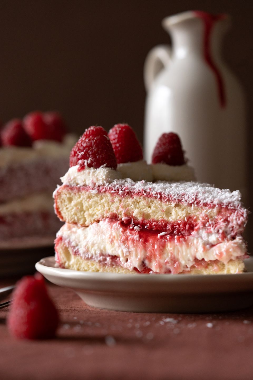 Tort Lamington cu muultă, multă zmeură și fulgi de cocos