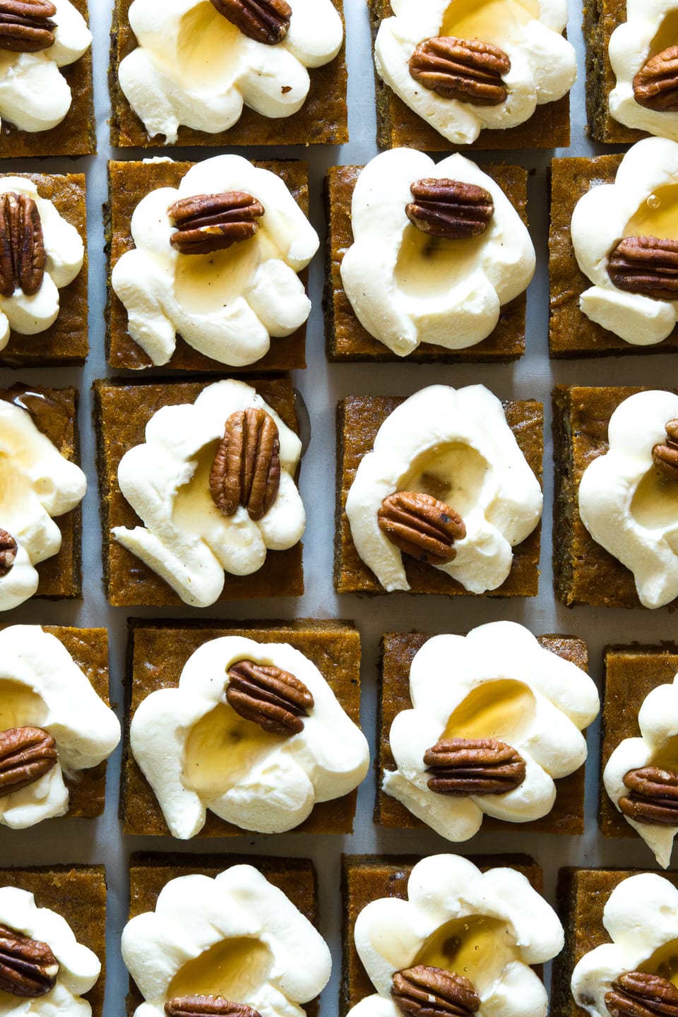 Carrot cake în stil pandișpan, servit cu o cremă delicioasă, și nuci pecan