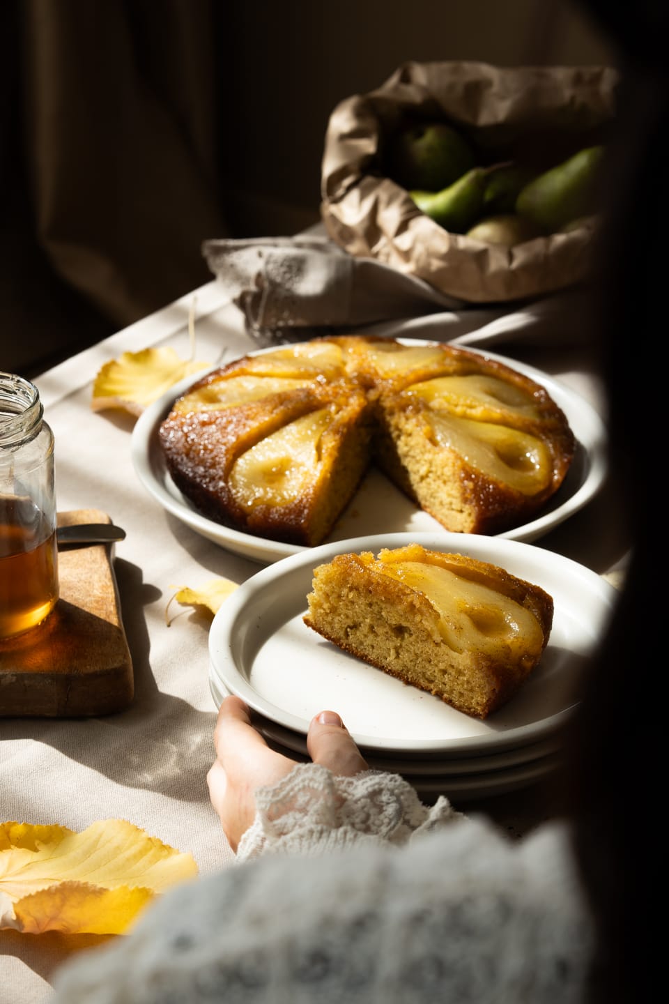 Prăjitură întoarsă, cu pere și cardamom
